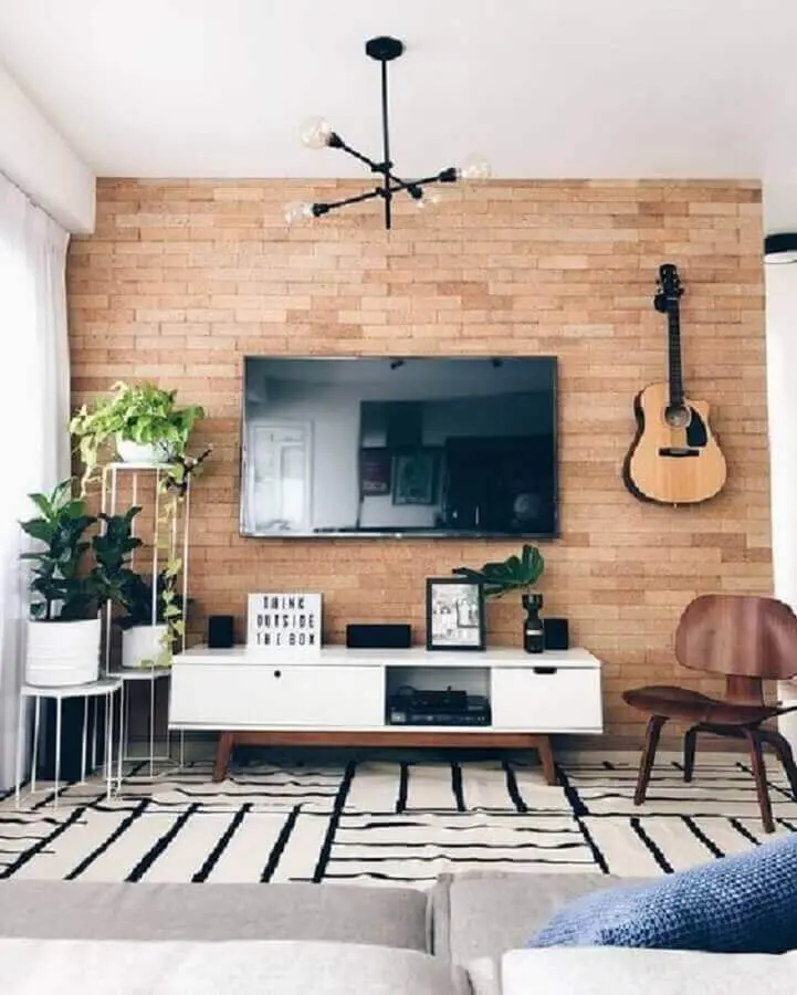 sala com TV na parede de tijolinho com rack retrô Foto Pinterest