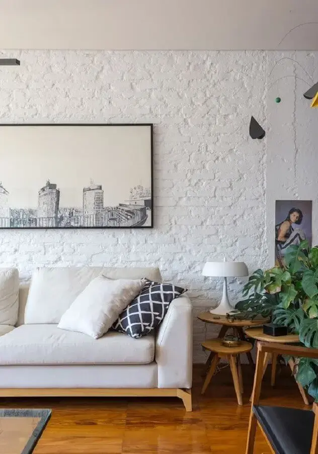 sala de estar decorada com parede de tijolinho branco Foto Histórias de Casa