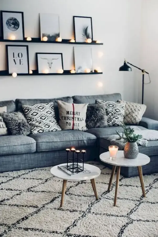 sala de estar decorada com sofá cinza e prateleira preta para quadros Foto DecoHolic