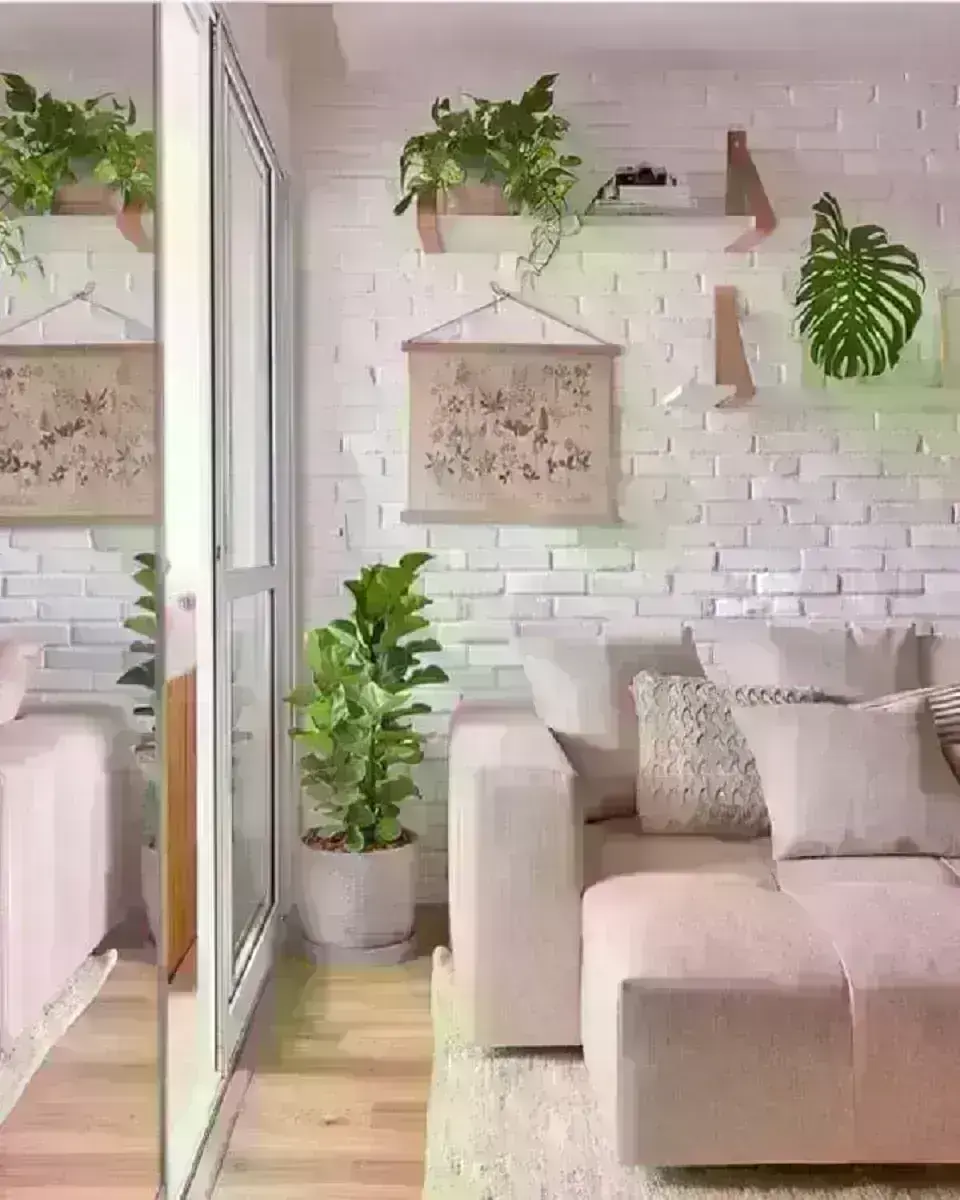 sala de estar decorada com sofá rosa e parede de tijolinho branco Foto Pinterest