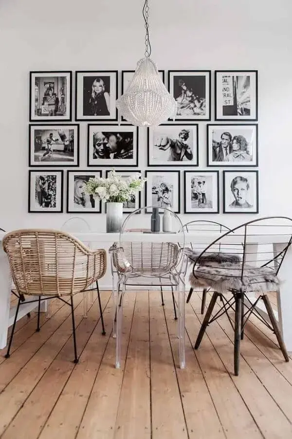 sala de jantar decorada com cadeiras diferentes e vários quadros para parede branca Foto Jeito de Casa