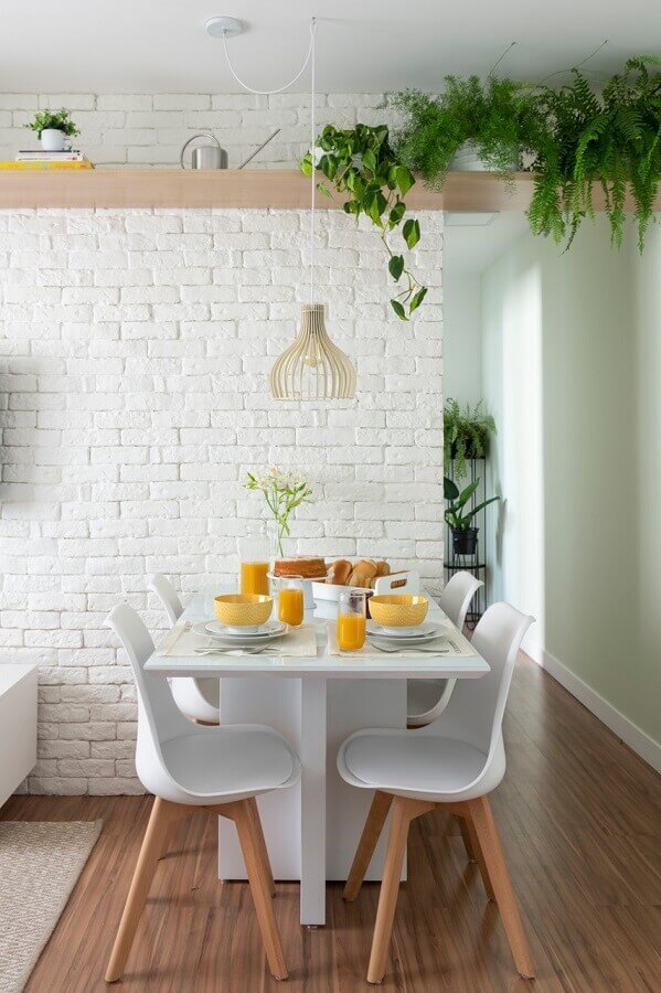sala de jantar pequena decorada com parede de tijolinho branco Foto Casa de Valentina