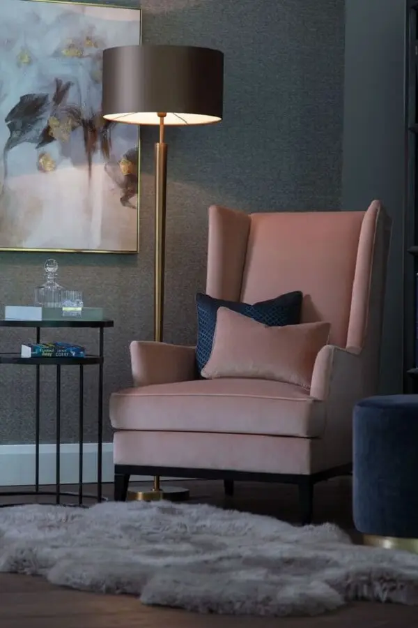 sala decorada com poltrona rosa e luminária de chão para leitura Foto The Sofa & Chair Company