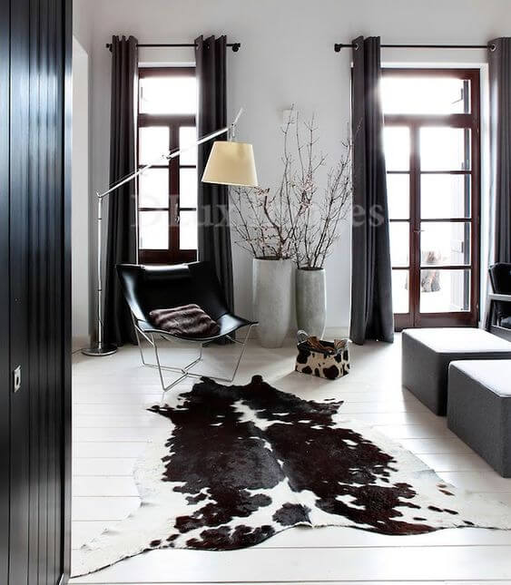 Sala moderna com poltrona confortável e cortina preta