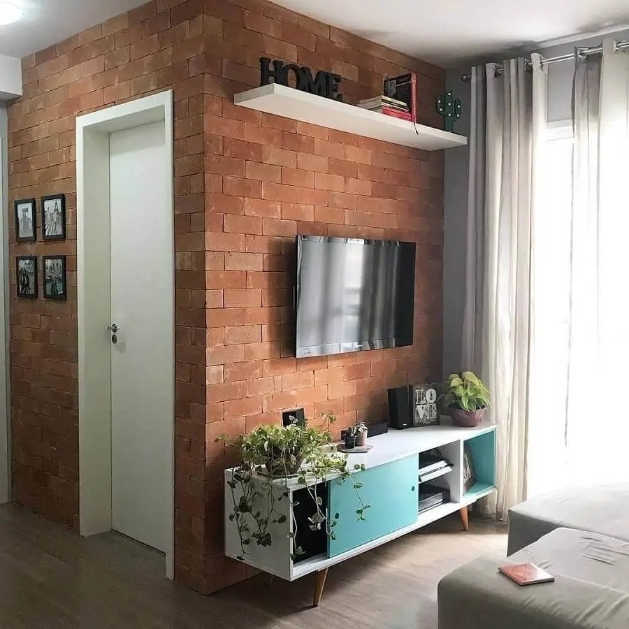 sala pequena decorada com TV direto na parede de tijolinho à vista Foto Pinterest
