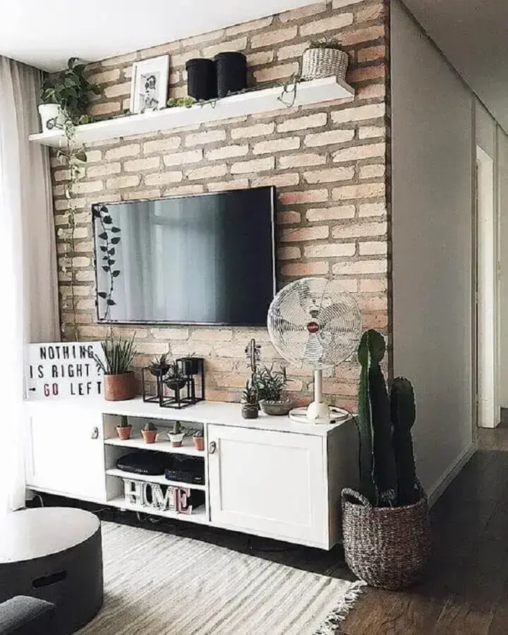 sala pequena decorada com tv na parede de tijolinho à vista Foto Casa de Valentina