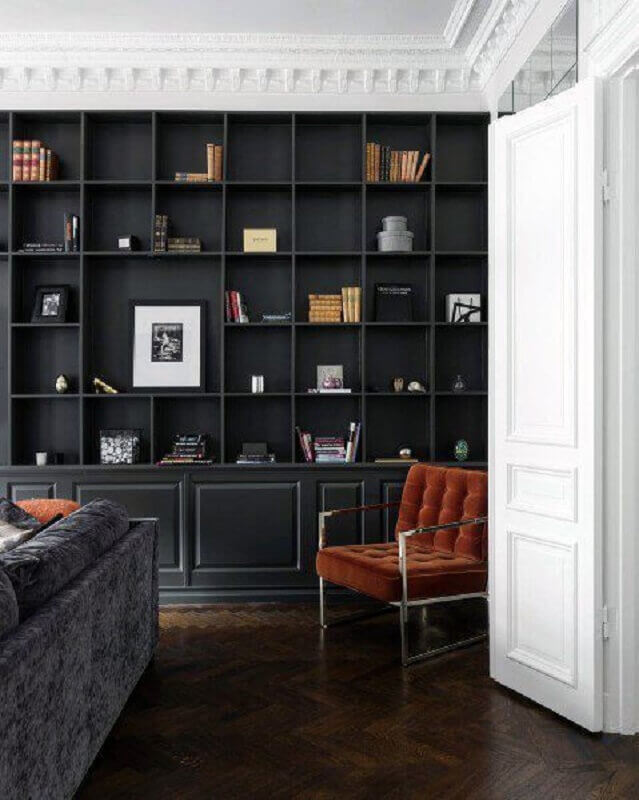 sala preta decorada com estante de nichos planejada Foto Next Luxury