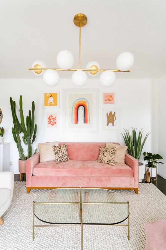 Sala retrô com sofá cor de rosa