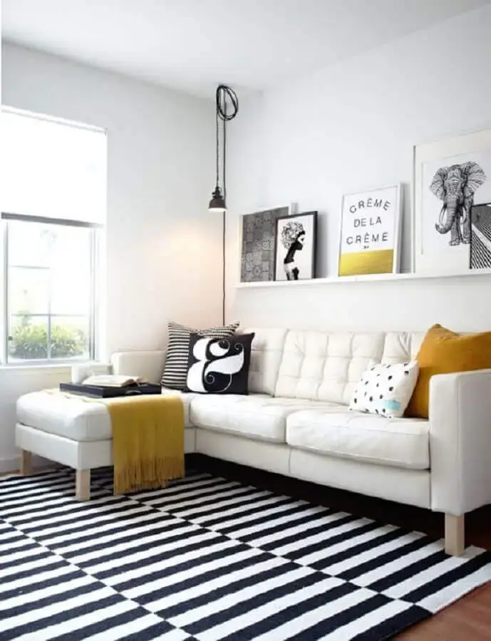 sofá com chaise para decoração de sala branca com prateleira para quadros Foto Decostore