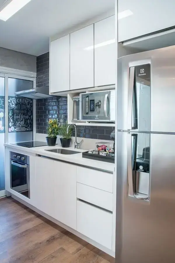 tijolinho preto para cozinha de apartamento pequeno com armários brancos Foto Jeito de Casa