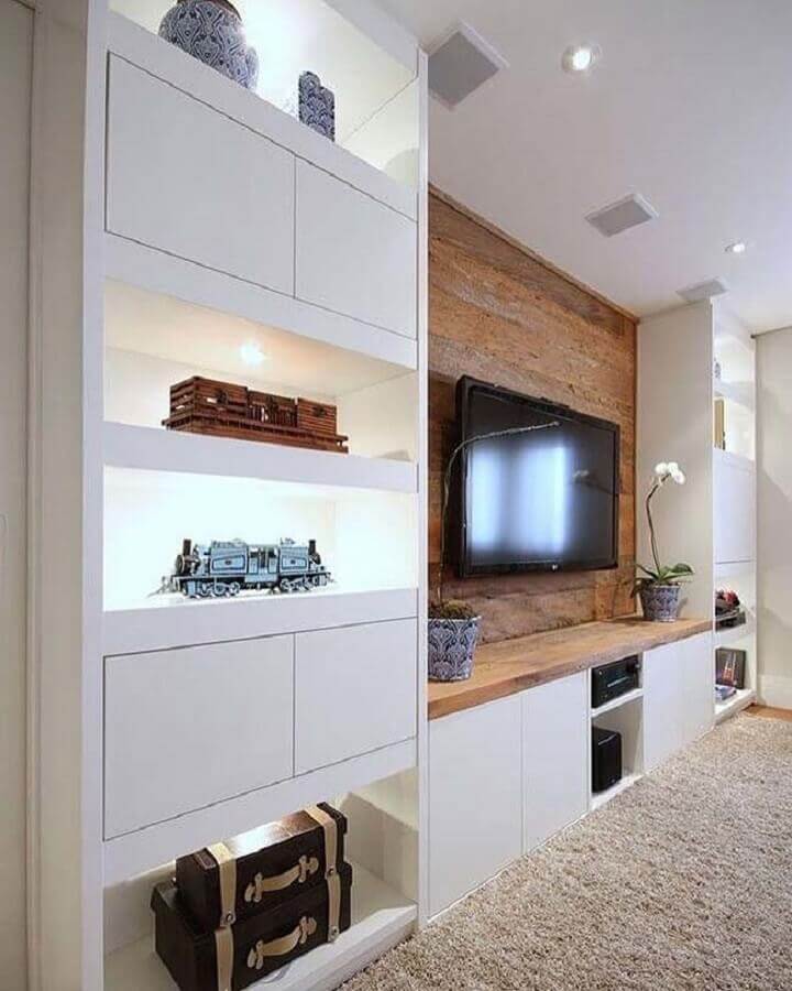 tv na parede de sala planejada com estante branca e revestimento de madeira para parede Foto Pinterest