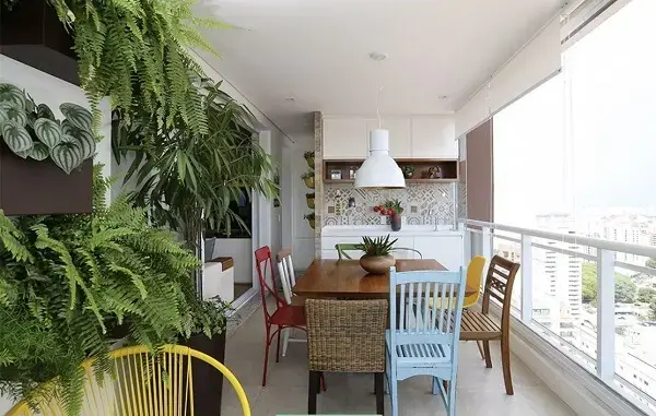 Área gourmet rústica moderna com jardim vertical