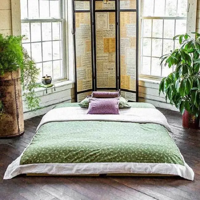 Vasos de plantas decoram o quarto com cama japonesa. Fonte: Sua Decoração