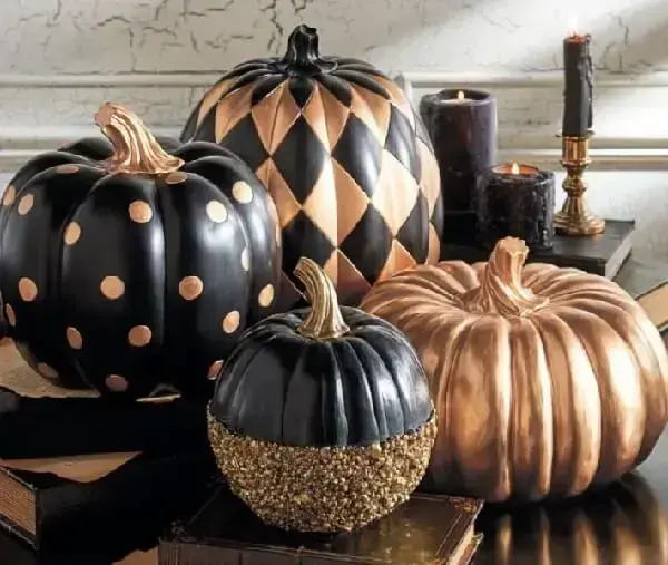 A abóbora de halloween preta e dourada se destaca na decoração