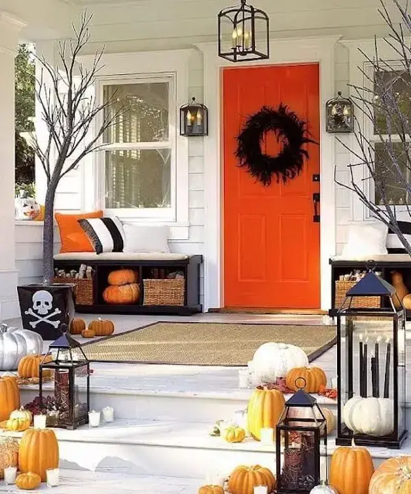 A entrada da casa pode ser enfeitada com abóbora de halloween preta ou laranja