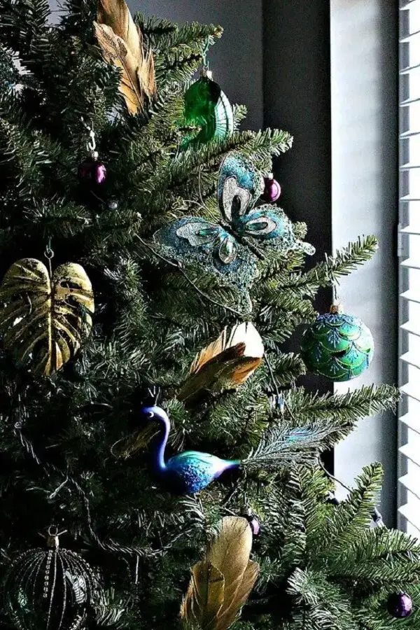 A árvore de natal azul e dourada decora o ambiente da casa