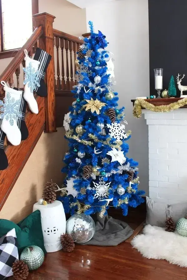 A árvore de natal azul foi posicionada ao lado da escada