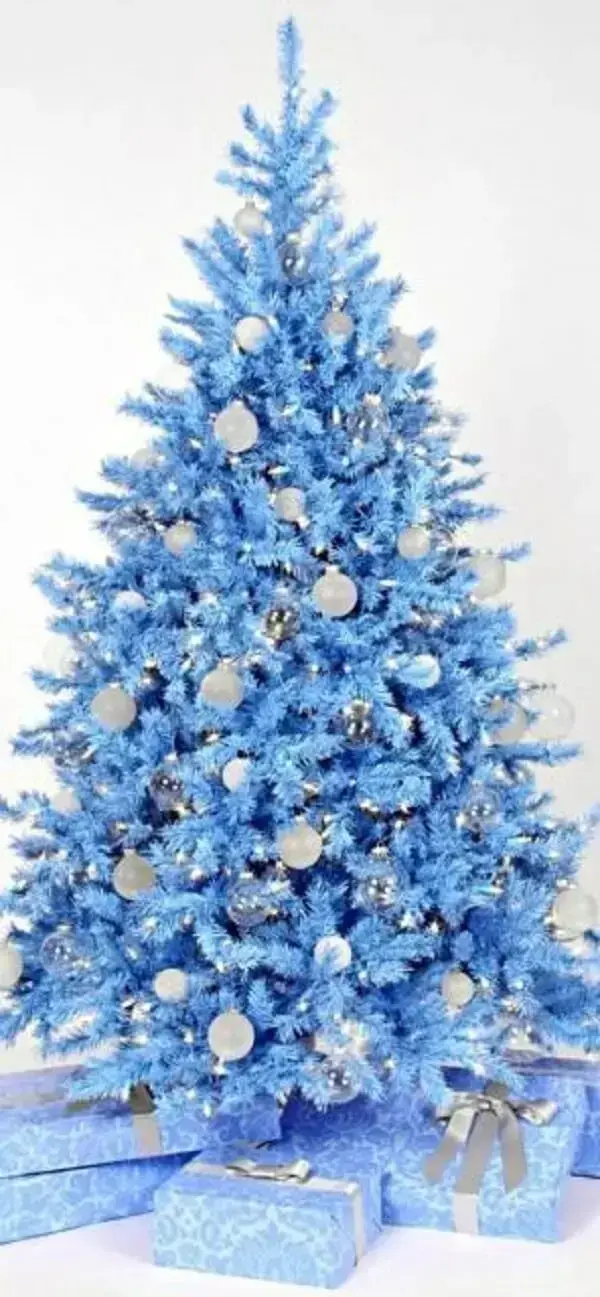 A árvore de natal azul não passa despercebida no ambiente