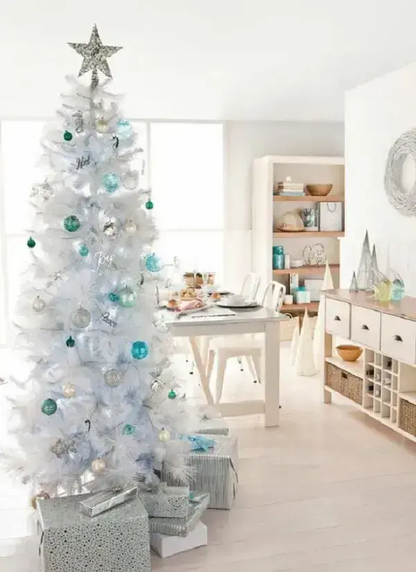A árvore de natal branca e azul se conecta com a decoração clean
