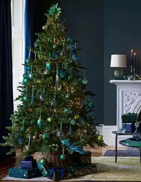 A árvore de natal com decoração azul se destaca na sala de estar