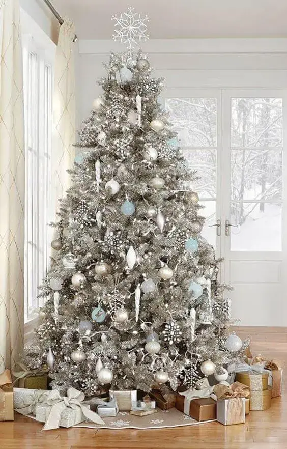 A árvore é o principal item da decoração natalina e merece uma atenção especial. Fonte: Revista Artesanato