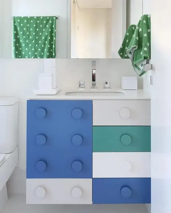 Apaixonados por lego podem investir nessa decoração de banheiro infantil