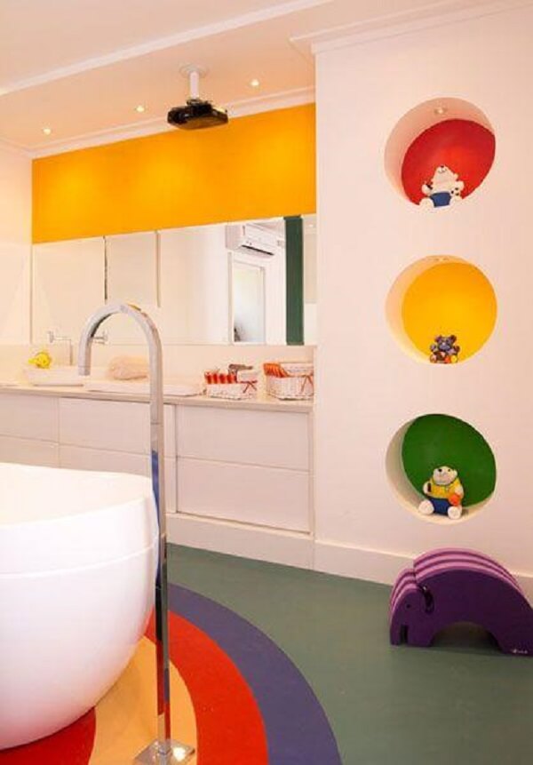 As cores trazem alegria para o banheiro infantil