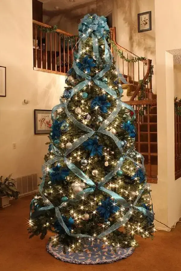 As fitas fazem toda a diferença na decoração da árvore de natal azul