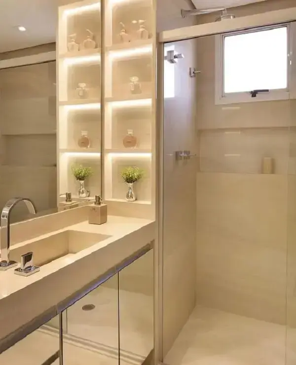 As luzes realçam a beleza do nicho para banheiro