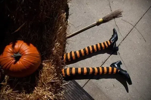 As pernas da bruxa e a abóbora de halloween decoram o ambiente