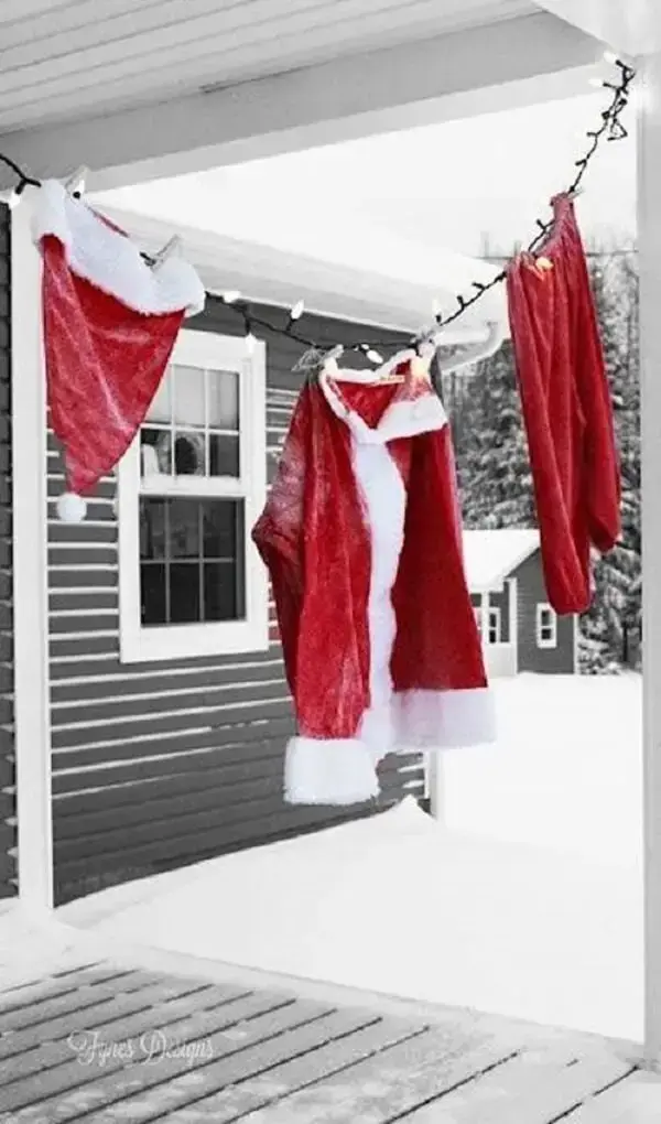 As roupas do Papai Noel penduradas fazem parte da decoração de natal para jardim