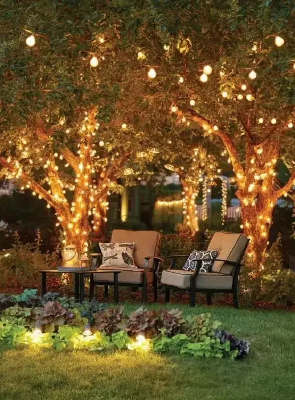 As árvores iluminadas não podem faltar na decoração de natal para jardim