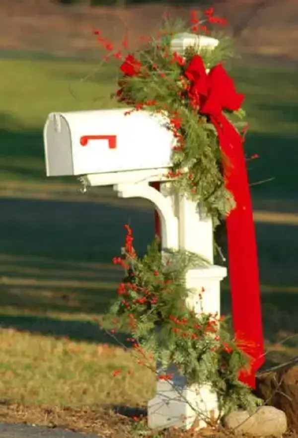 Até a caixa de correios ganhou uma decoração de natal para jardim especial
