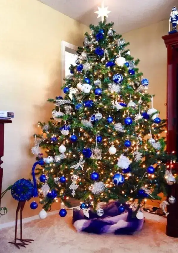 Avalie o tamanho da árvore de natal azul antes de comprá-l