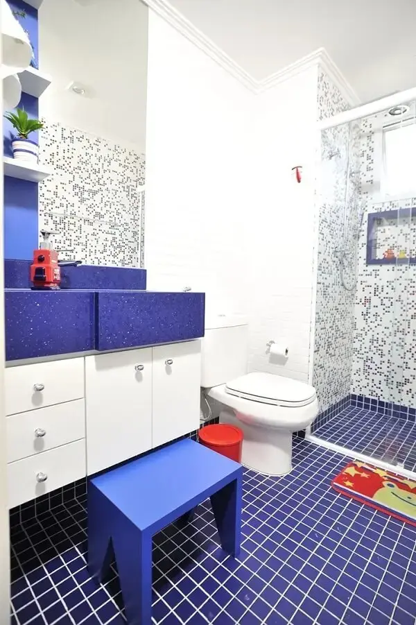 Azul e vermelho uma linda combinação no banheiro dos pequenos
