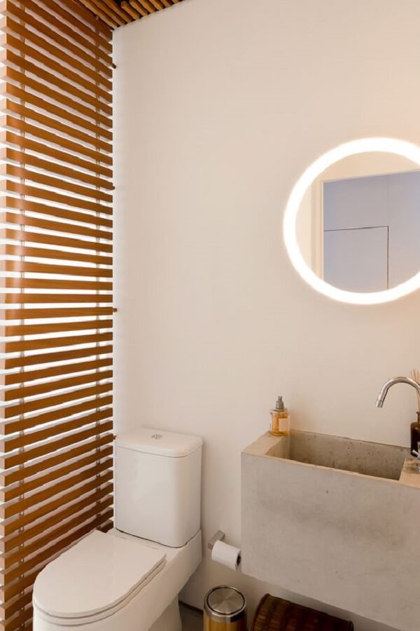 Banheiro clean com espelho redondo com LED. Fonte: Casa de Valentina
