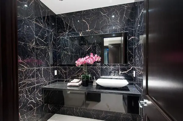 Banheiro de granito preto com espelho fumê é pura sofisticação