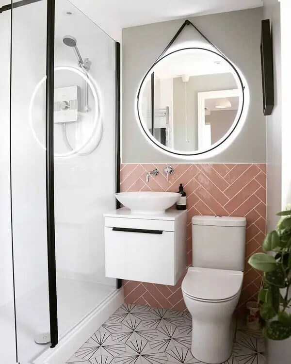 Banheiro decorado com espelho redondo com LED. Fonte: Drench
