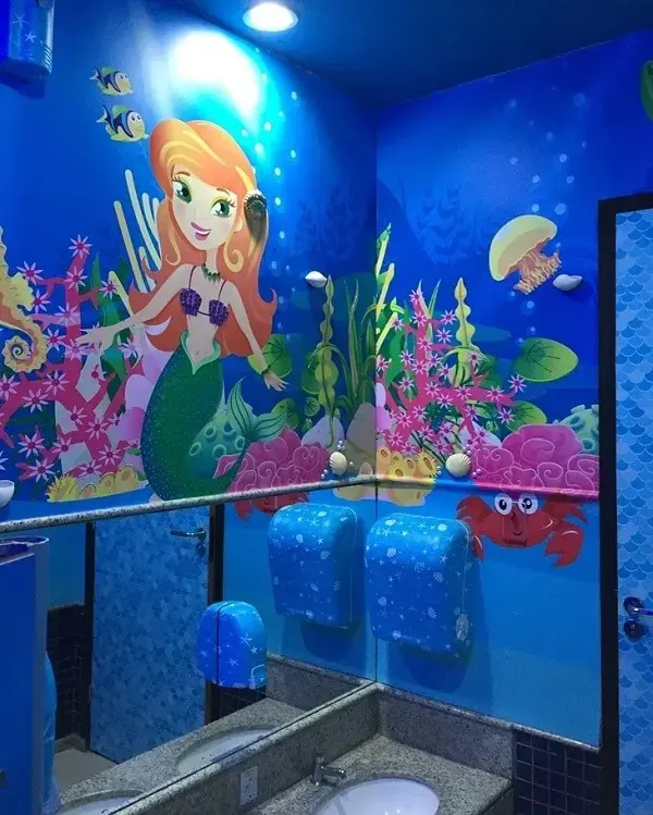 Banheiro infantil com temática de fundo do mar