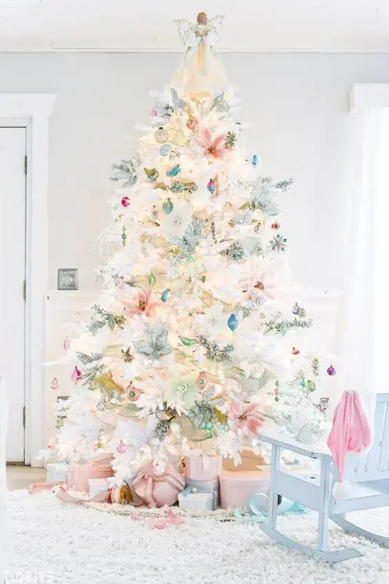 Candy colors invadem a decoração natalina desse imóvel. Fonte: La Gatta Sul Tetto