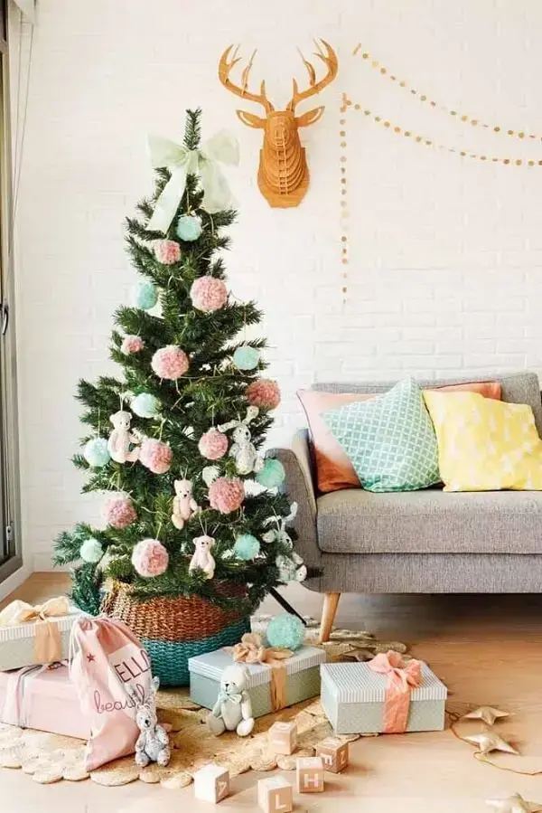 Chame as crianças e enfeite a árvore de natal com decoração azul e rosa