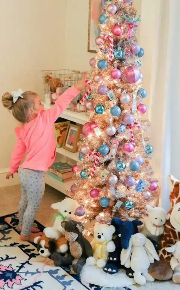 Chame as crianças para participar da montagem da árvore de natal azul e rosa