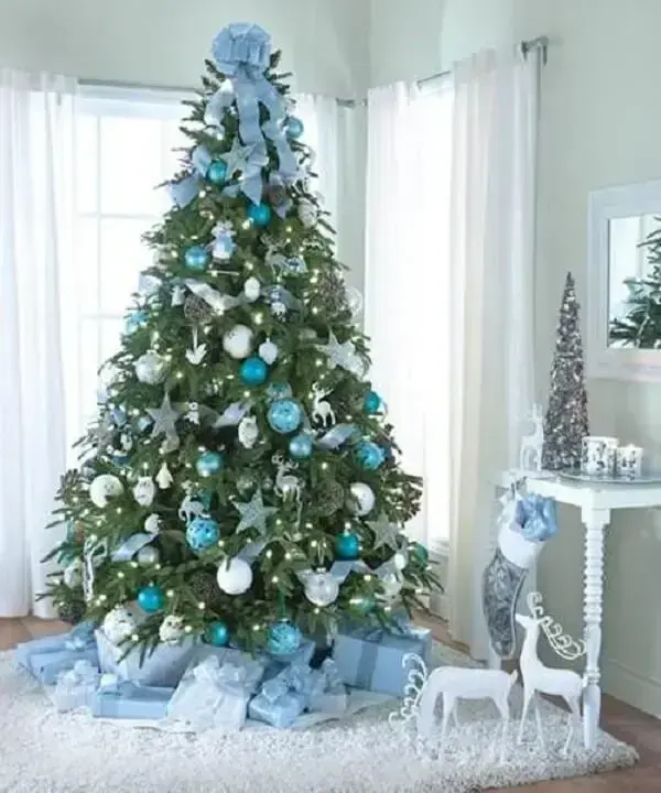 Charme e elegância com essa árvore de natal azul e prata