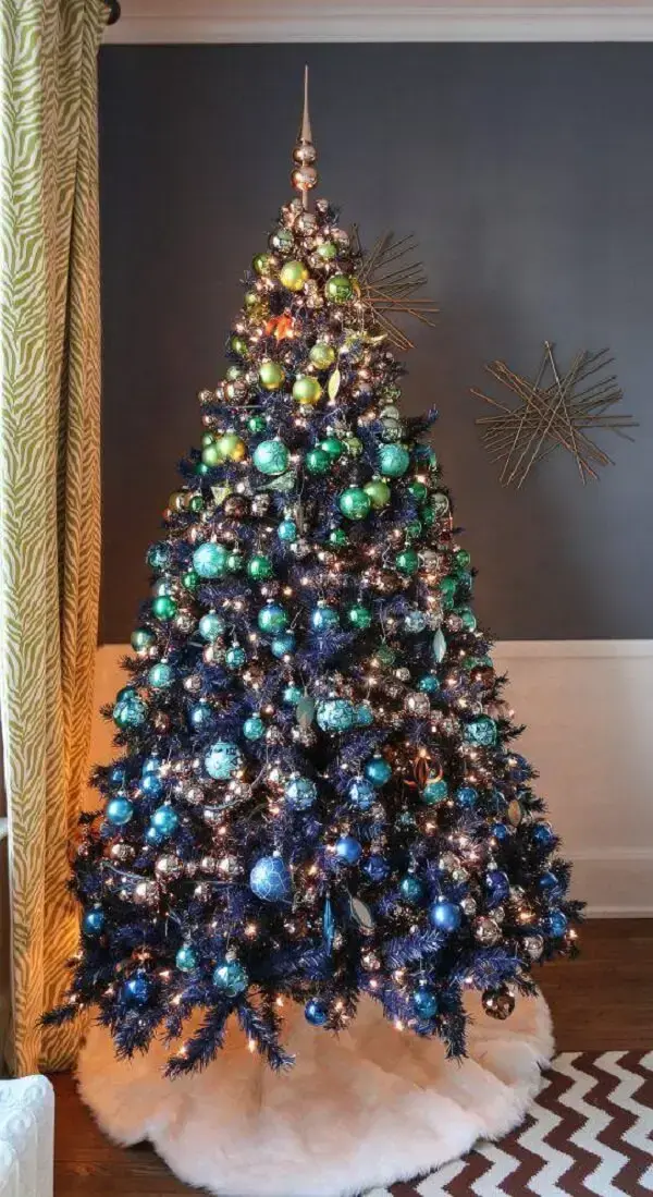 Coloque um tecido sobre os pés da árvore de natal com decoração azul e deixe o ambiente mais lindo