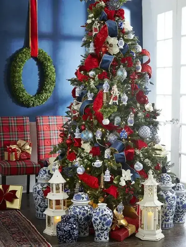 Combinação perfeita nessa árvore de natal azul e vermelha