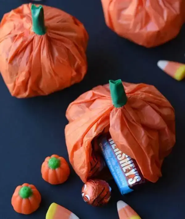 Como fazer abóbora de halloween com doces