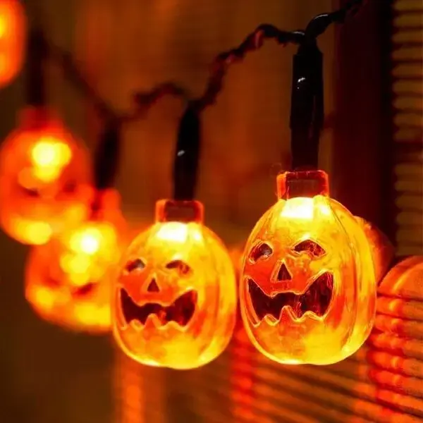 Cordões de luzes em formato de abóbora de halloween