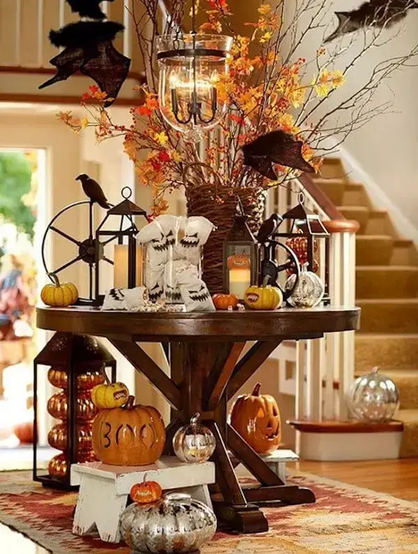 Corvos, abóboras de halloween de cerâmica e fantasmas decoram a mesa