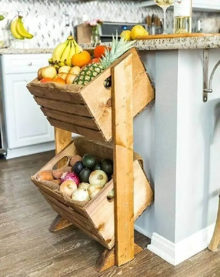 Cozinha decorada com fruteira de chão rústica de madeira Foto Pinterest