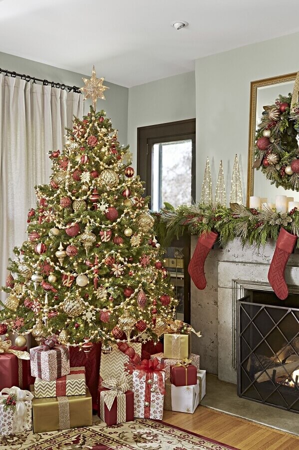 Decoração clássica com árvore de Natal grande para sala com lareira Foto Decor Fácil